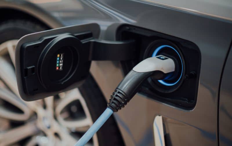 Elektroauto wird an der Ladestation des Hotel Garni Möwe in Tutzing aufgeladen – E-Auto-Laden direkt am Haus möglich