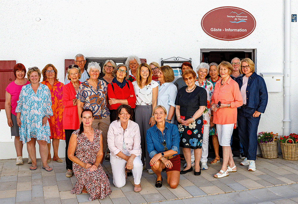 Gruppenbild der Mitarbeitenden des Tutzinger Tourismusservice, vor der Touristin im Vetterlhaus.
